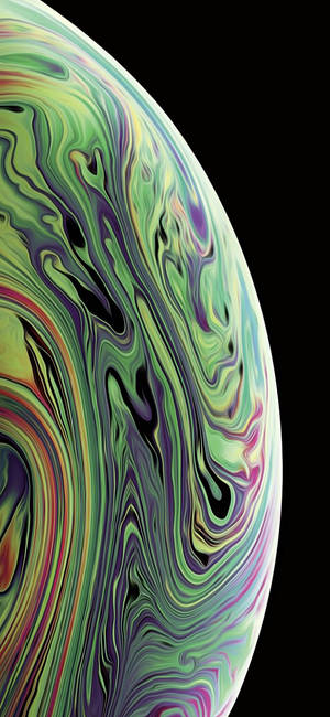 在黑色背景上帶有虹彩色彩的鮮豔旋轉抽象球體。 — iPhone XS 壁紙