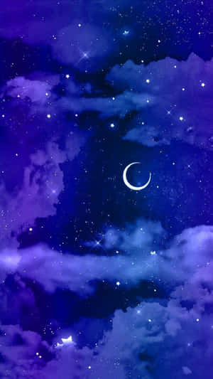 一個寧靜的夜空，有新月和星星穿過紫色雲層發光。 — 美學深藍 壁紙