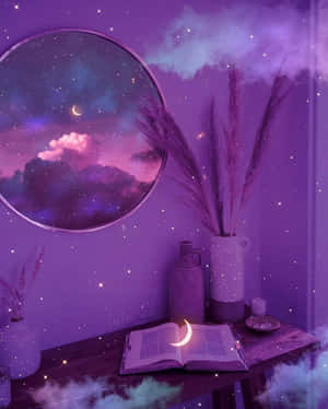 紫色房間，配有星空鏡子、發光的書和蒲葦草花瓶。 — 霓虹 壁紙