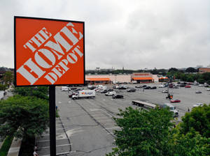 Home Depot商店，停車場在多雲的天空下停滿了車輛。 — 好市多 壁紙