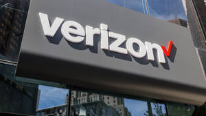 城市現代玻璃建築上的Verizon企業標誌。 — 威訊 壁紙