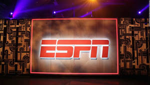 ESPN標誌在舞台上被紫色聚光燈和圖案牆壁照亮。