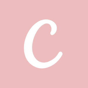 粉紅色背景上的一個白色字母C。 — 淺粉色調 壁紙