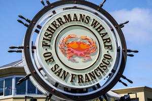 Fisherman's Wharf San Francisco 標誌，形狀像船輪，上面有一隻螃蟹。 — 加州 壁紙