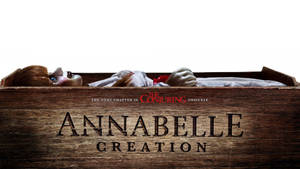 一個放在木箱裡的恐怖娃娃，標題為 Annabelle Creation。 — 芭比美人魚 壁紙