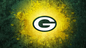 Green Bay Packers 標誌，帶有黃色油漆潑濺，背景是深綠色紋理。 — 綠灣包裝工 壁紙