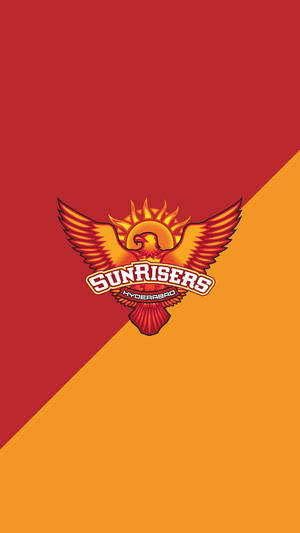 Sunrisers Hyderabad 運動隊伍標誌，在紅橙分色背景上採用火鳳凰設計。 — 印度國旗 壁紙