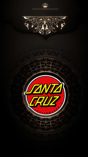 Santa Cruz滑板標誌，帶有金色花絲圖案，背景為黑色。 — 海灘日落 壁紙