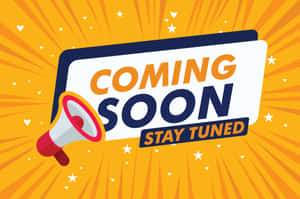 擴音器在明亮的橙色太陽爆發背景上宣布「Coming Soon Stay Tuned」，帶有星星和愛心。 — MacBook Air 壁紙