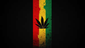 在深色紋理背景上，紅、黃、綠條紋上的一片黑色大麻葉。 — 大麻 壁紙