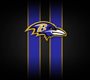 巴爾的摩烏鴉隊 NFL 球隊標誌，背景為藍色和金色條紋