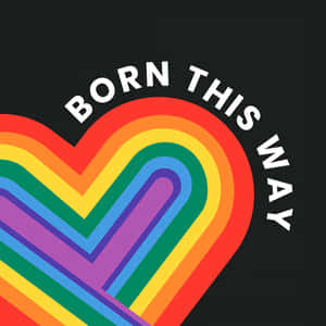 一個彩虹心形，上面有「BORN THIS WAY」文字，背景為黑色。 — 驕傲 GIF 壁紙