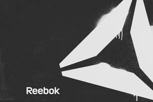Reebok標誌用白色噴漆畫在黑色紋理牆上，帶有滴落。 — 銳步 壁紙