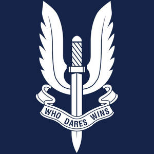 白色劍帶翅膀和寫著 who dares wins 的橫幅，背景為海軍藍。 — 海軍藍 壁紙