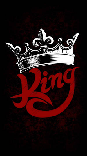 白色皇冠和紅色King文字在深色紋理背景上。