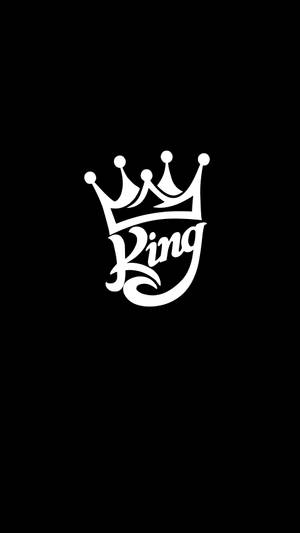 黑色背景上的白色皇冠和king字 — 頂級 iPhone 壁紙