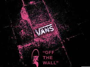 粉紅色Vans標誌和運動鞋圖案在黑色背景上，帶有off the wall文字。 — Vans 標誌 壁紙