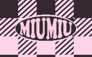 粉紅色和黑色條紋背景上的像素化Miumiu標誌 — 可愛又粉嫩 壁紙