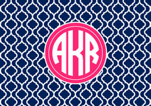 粉紅色圓形字母組合，白色字母AKR，位於深藍色四葉草圖案背景上。 — 粉紅色美學桌面 壁紙