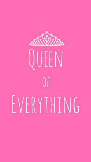 粉紅色背景，白色文字寫著 Queen of Everything，上方有皇冠。 — Preppy 壁紙