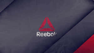 Reebok 標誌在帶有紋理的深藍色布料上，帶有紅色對角線裝飾。 — 1920x1080 壁紙