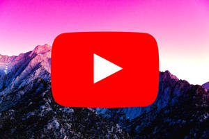 YouTube 標誌居中於日落時分的山脈之上 — YouTube 標誌 壁紙