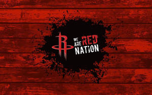 休士頓火箭隊標誌，帶有「We Are Red Nation」文字，背景為紅色木材。 — 休士頓火箭隊 壁紙