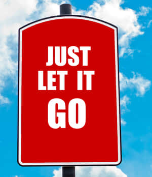 紅色標誌，白色文字寫著「Just Let It Go」，背景是藍天白雲。 — Galaxy Z Fold 6 壁紙