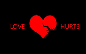 紅色破碎心形，帶有 LOVE 和 HURTS 文字，背景為黑色。 — 疼痛 壁紙