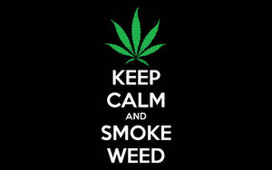 綠色大麻葉，帶有 'Keep Calm and Smoke Weed' 文字，黑色背景。 — 抽菸 壁紙