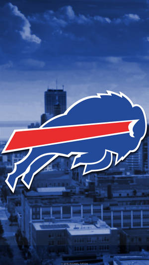 Buffalo Bills 標誌在黃昏的城市天際線上。