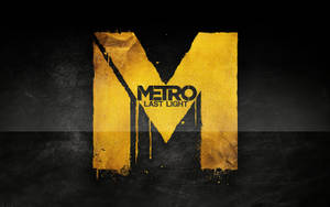 Metro Last Light 遊戲標誌，在深色紋理背景上有一個大的金色 M。 — 電玩遊戲 GIF 壁紙