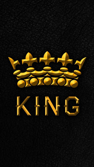 金色皇冠和king字樣在黑色皮革紋理上。 — 悟空黑 iPhone 壁紙