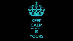 黑色背景上的青綠色皇冠和文字「Keep Calm The World Is Yours」。 — 世界是你的 壁紙