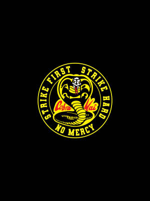 Cobra Kai 標誌，黑色背景上有眼鏡蛇和文字 — 眼鏡蛇道館 壁紙