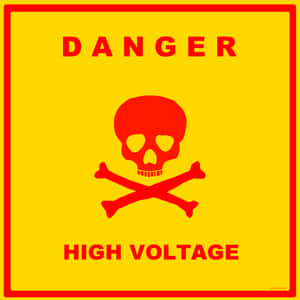 危險高電壓警告標誌，帶有骷髏頭和交叉骨頭。 — 高清骷髅 壁紙