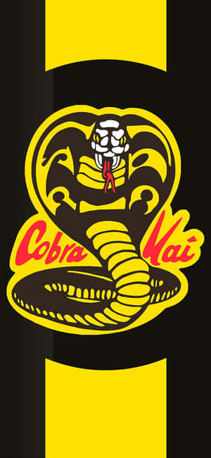 Cobra Kai 標誌，帶眼鏡蛇和紅色文字，黑黃背景 — Realme C71 壁紙