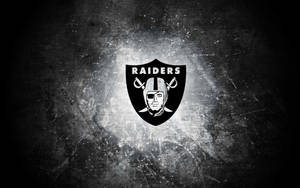 Raiders 標誌在破舊的黑白紋理背景上。 — 運動 壁紙