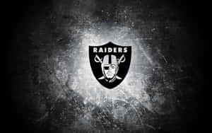 在紋理深色背景上帶有發光效果的Raiders標誌。 — 標誌 壁紙