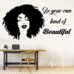 牆貼，圖案為一位捲髮女性，文字寫著「Be your own kind of Beautiful」。 — 語錄 壁紙