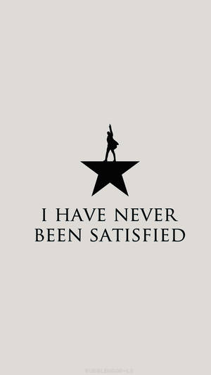 一個人站在星星上，帶有「I HAVE NEVER BEEN SATISFIED」文字 — 漢密爾頓 壁紙