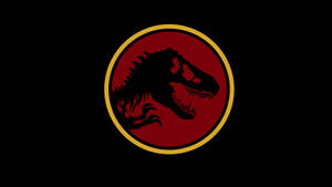 T-Rex標誌，黑色剪影在紅色圓圈內，金色邊框。 — 侏羅紀世界：統霸天下 壁紙