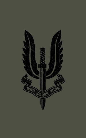 黑色劍，帶有翅膀和寫著 who dares wins 的橫幅，背景為橄欖色 — Galaxy Tab 壁紙