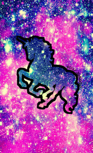 一隻黑色輪廓的獨角獸在色彩繽紛的星空銀河中跳躍。 — Galaxy Tab S9 FE 壁紙