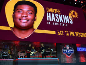 NFL選秀舞台，有音樂家和顯示Dwayne Haskins的巨大螢幕 — 美式足球 壁紙