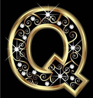 黑色背景上帶有鑽石和漩渦的金色字母Q。 — 鑽石 壁紙