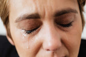 一個哭泣的女人，臉上掛著淚水 — 悲傷女孩 壁紙