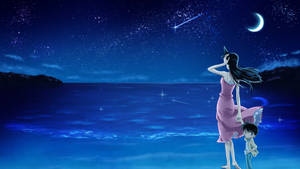 女孩和男孩在夜晚觀看流星劃過海面，新月在上。 — 名偵探柯南 壁紙