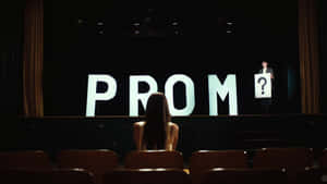 女孩看著帶有「PROM」和問號牌子的舞台。 — 派對 壁紙
