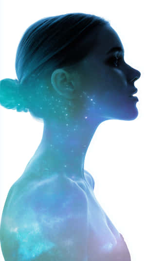 女性側面輪廓，體內有發光的宇宙星辰和星雲。 — 抽象 壁紙